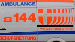 Der 81-Jährige kam laut Polizei von der Fahrbahn ab und prallte gegen einen Baum (Symbolbild).