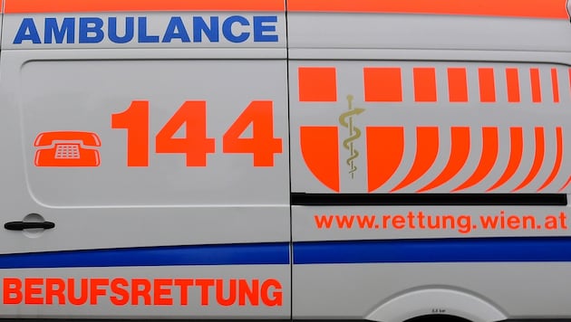 Der 81-Jährige kam laut Polizei von der Fahrbahn ab und prallte gegen einen Baum (Symbolbild).