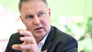 Österreichs Vizekanzler Andreas Babler (SPÖ) empfindet die Erhöhung der Gebühren in Wien als ...