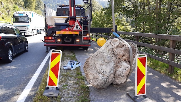 Mittels Kran gelang der Abtransport des tonnenschweren Felsens.