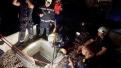 Die Retter seilten sich in den engen Schacht ab.