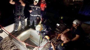 Die Retter seilten sich in den engen Schacht ab.