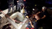 Die Retter seilten sich in den engen Schacht ab.