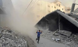 Ein palästinensischer Bub flieht vor israelischen Luftschlägen im nördlichen Gazastreifen.