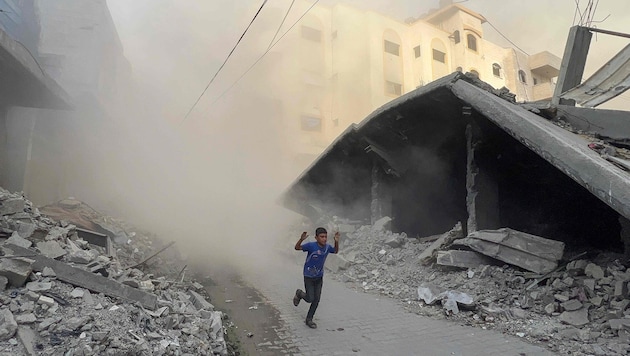 Ein palästinensischer Bub flieht vor israelischen Luftschlägen im nördlichen Gazastreifen.
