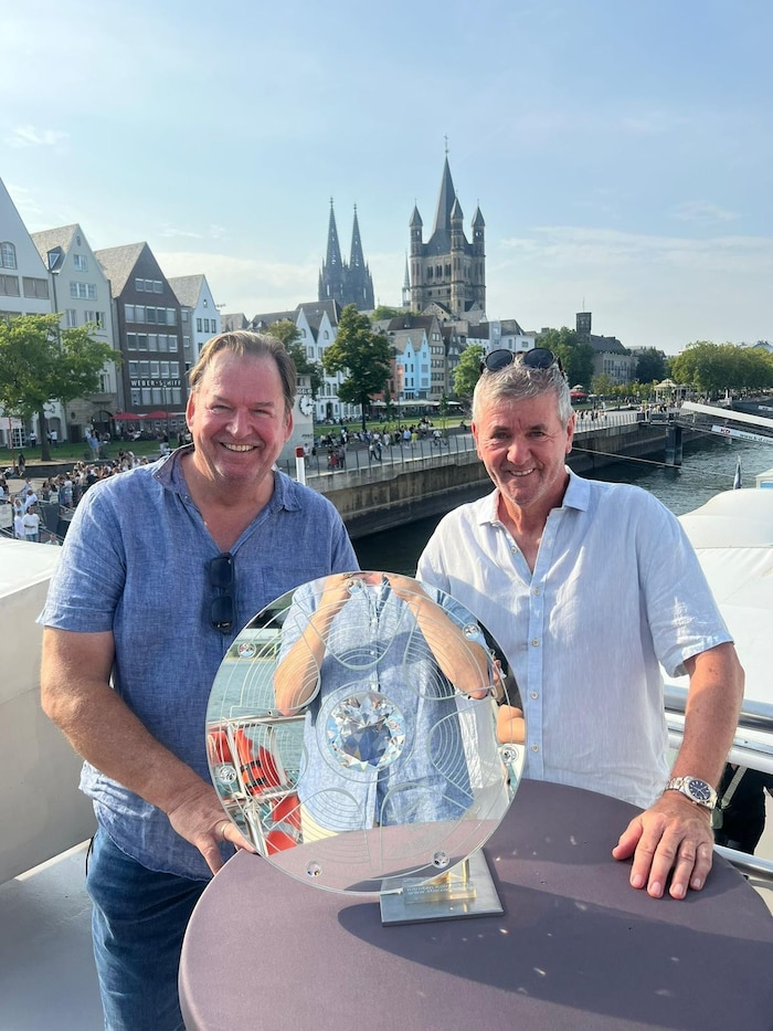 Schwarz und Funkel mit dem Geschenk an Struber.