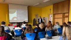 Anwalt Michael Lassnig klärte in der MS Finkenstein über Cybermobbing und Gewalt auf.