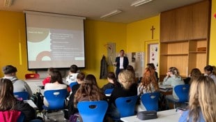 Anwalt Michael Lassnig klärte in der MS Finkenstein über Cybermobbing und Gewalt auf.