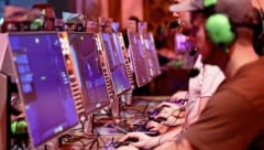 An zahlreichen Anspielstationen können Gamer in Köln auch Spiele ausprobieren, die noch gar ...