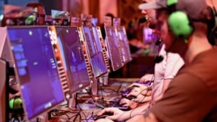 An zahlreichen Anspielstationen können Gamer in Köln auch Spiele ausprobieren, die noch gar ...