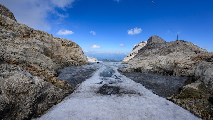 Nur noch ein Sieben-Meter-Schneeband verbindet Hallstätter und Schladminger Gletscher.