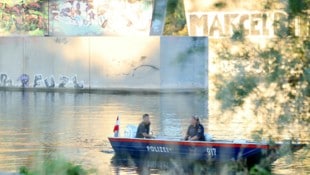 Die Einsatzkräfte hatten die Leiche im Wasser treibend entdeckt.