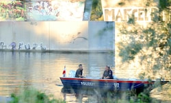 Die Einsatzkräfte hatten die Leiche im Wasser treibend entdeckt.