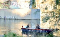 Die Einsatzkräfte hatten die Leiche im Wasser treibend entdeckt.