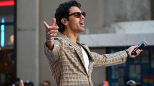 Joe Jonas denkt an seinen Eintritt in den „Mile High Club“ mit einem lachenden und weinenden ...