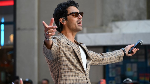 Joe Jonas denkt an seinen Eintritt in den „Mile High Club“ mit einem lachenden und weinenden ...