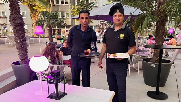 Vijay Kumar (re.) bereitet jedes Gericht nach Bestellung frisch zu.