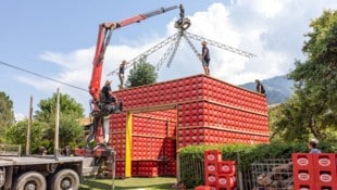 Damit das Bierkistenhaus auch wetterfest ist, ist über das Dachgestell eine Plane gespannt.