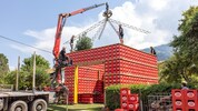 Damit das Bierkistenhaus auch wetterfest ist, ist über das Dachgestell eine Plane gespannt.