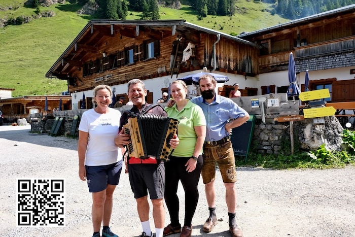 Franz Posch auf der Binsalm mit Elisabeth Frontull (TVB, links) und den Wirtsleuten Michaela und ...