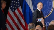 Führt Russlands Präsident Wladimir Putin (re.) den US-Präsidenten – und ganz Europa – bloß an ...