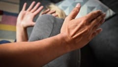 Der Afghane soll seine Frau festgehalten, geschlagen und bedroht haben. (Symbolbild)