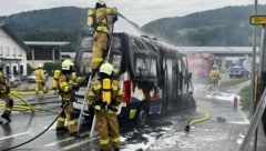 Der Brand selbst konnte rasch unter Kontrolle gebracht werden. Das Fahrzeug wurde völlig ...