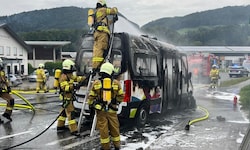 Der Brand selbst konnte rasch unter Kontrolle gebracht werden. Das Fahrzeug wurde völlig ...