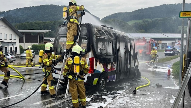 Der Brand selbst konnte rasch unter Kontrolle gebracht werden. Das Fahrzeug wurde völlig ...