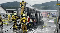 Der Brand selbst konnte rasch unter Kontrolle gebracht werden. Das Fahrzeug wurde völlig ...
