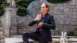 Ralf Bauer beim Yoga im Schlosspark.