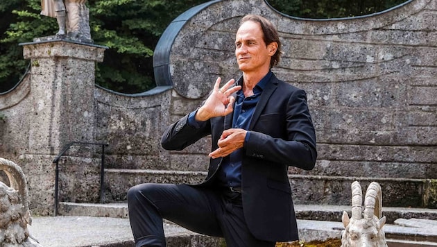 Ralf Bauer beim Yoga im Schlosspark.