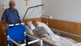 Manfred und Brigitte V. mit dem Gehstuhl, der zur Mobilisierung der Frau benötigt wird