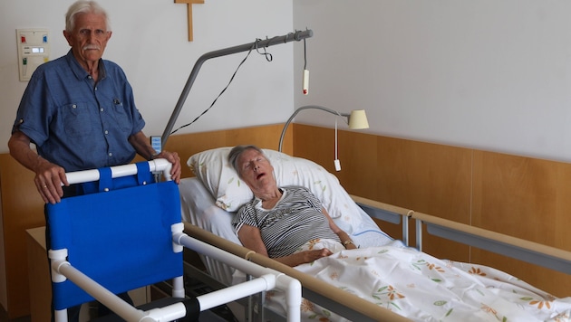Manfred und Brigitte V. mit dem Gehstuhl, der zur Mobilisierung der Frau benötigt wird