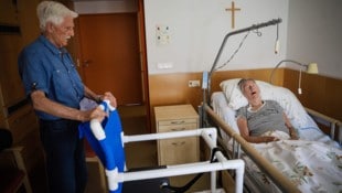 Der Gehstuhl hilft Brigitte V., zumindest noch ein wenig mobil zu bleiben.