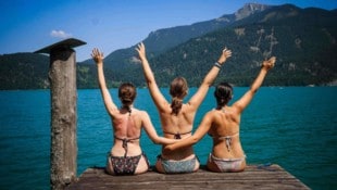 Ab in den See! Sonnenanbeterinnen genießen einen Badetag.