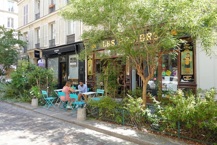 Ein grüner Gastgarten mitten in der Rue des Rosiers im angesagten Marais-Viertel.