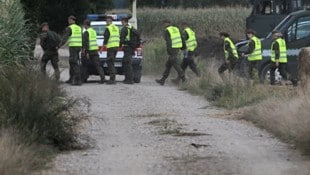 Einsatzkräfte untersuchen den Einschlagort.