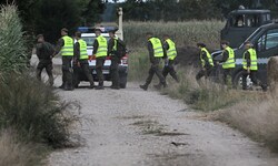 Einsatzkräfte untersuchen den Einschlagort.