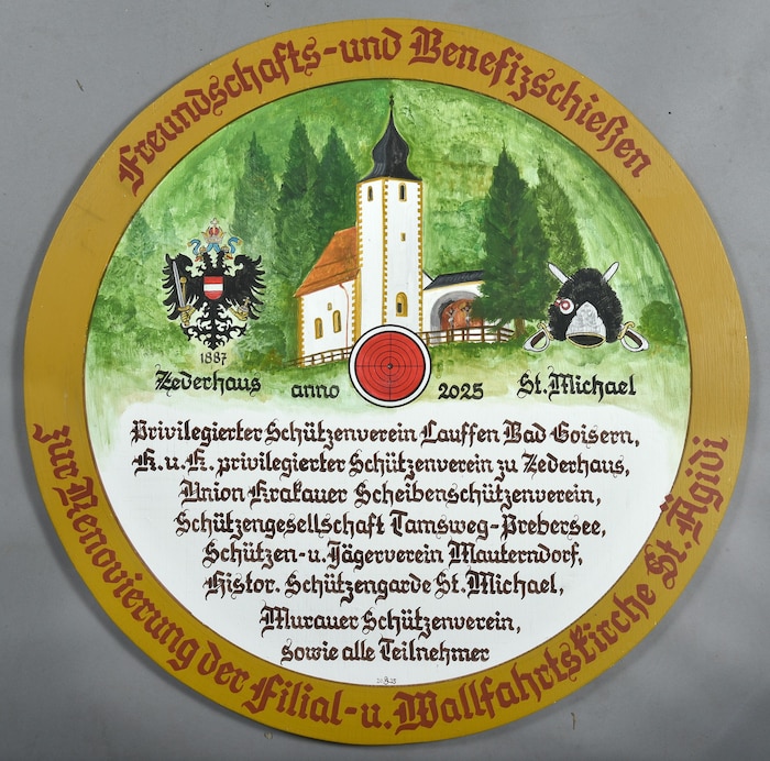 Gezielt wird auf eine handgemalte Scheibe.