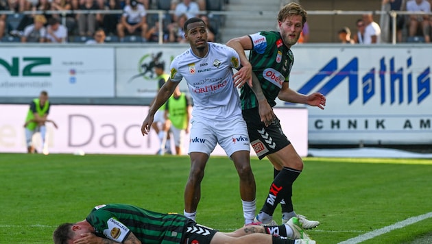 Marlon Mustapha (Mitte) blüht in Altach voll auf.