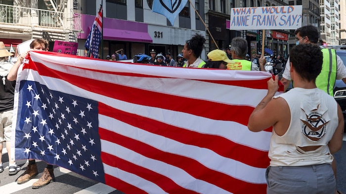 Aktivisten in New York bei einem Protest gegen Trumps brutale Einwanderungspolitik