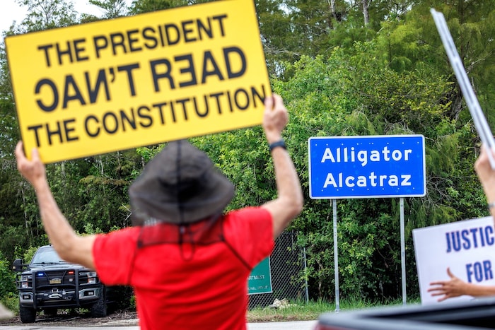Mahnwache vor dem brutalen Gefängnis Alligator Alcatraz: „Der Präsident kann die Verfassung ...