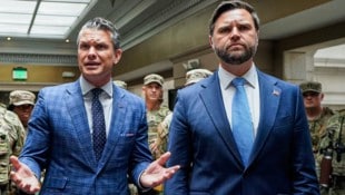 Verteidigungsminister Pete Hegseth (l.) und JD Vance