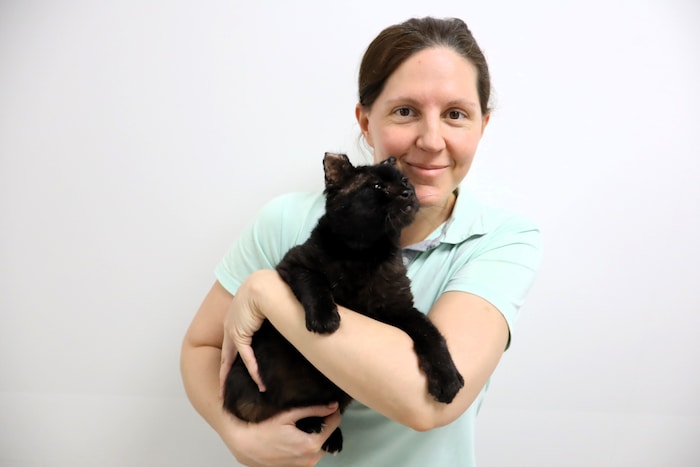 Liebevoll und voller Dankbarkeit schmiegt sich „Rhino“ an Tierärztin Dr. Rejana Schnabl.