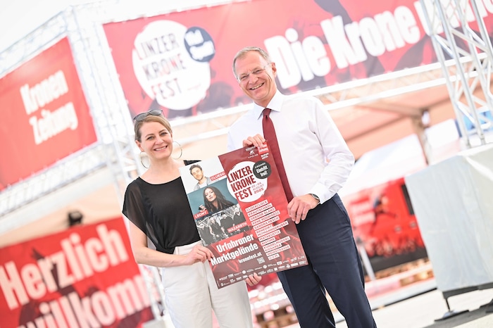 „OÖ-Krone“-Chefredakteurin Alexandra Halouska und Landeshauptmann Thomas Stelzer in Vorfreude.