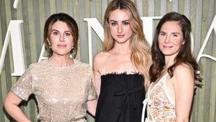 Monica Lewinsky und Amanda Knox mit Hauptdarstellerin Grace Van Patten bei der Premiere von „The ...