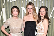 Monica Lewinsky und Amanda Knox mit Hauptdarstellerin Grace Van Patten bei der Premiere von „The ...