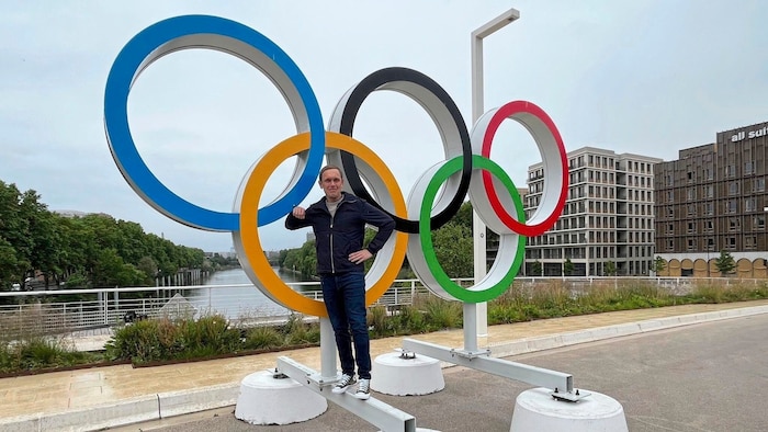 Die „Krone“ vor den Olympischen Ringen in Saint-Denis.
