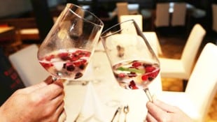 Genuss der leichten Art im Glas, passend zum Sommer: Im „Herztröpferl“ lässt es sich entspannen.